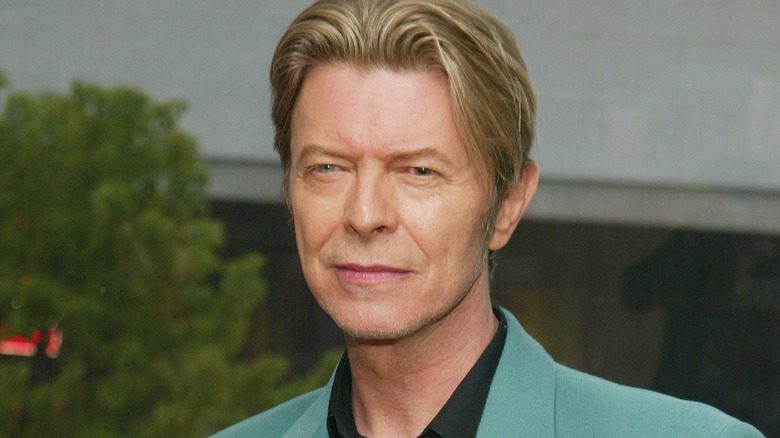 David Bowie plissant les yeux à l'extérieur