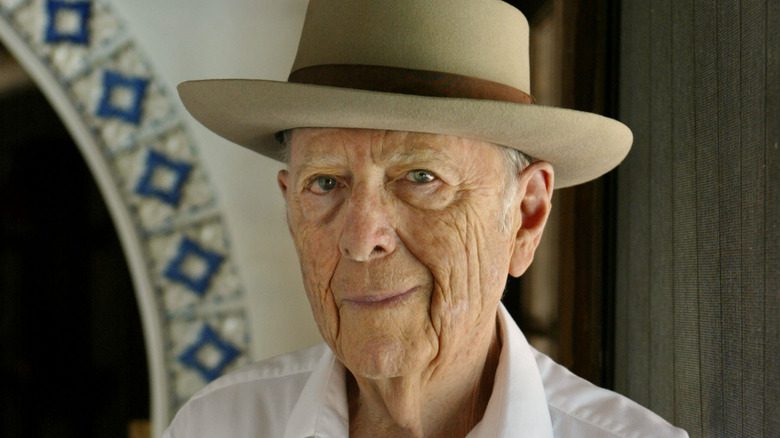 Herman Wouk en chapeau intelligent souriant