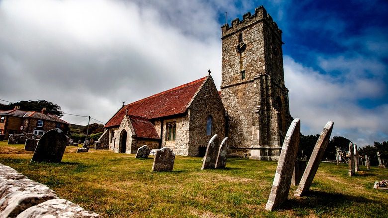 Pierres tombales dans un cimetière d'église