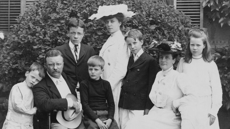 Theodore Roosevelt et sa famille posant sur la pelouse
