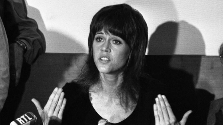 Jane Fonda prenant la parole lors d'une conférence de presse