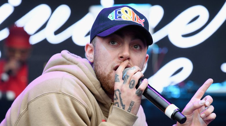 Mac Miller portant une casquette avec un micro