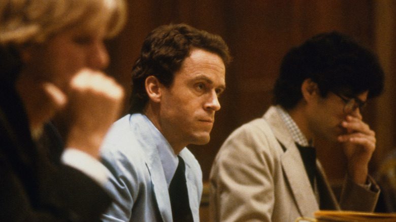 Ted Bundy assis au tribunal