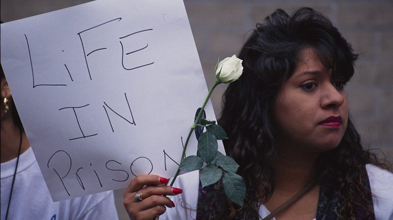 Fan de Selena avec une pancarte anti-Saldivar