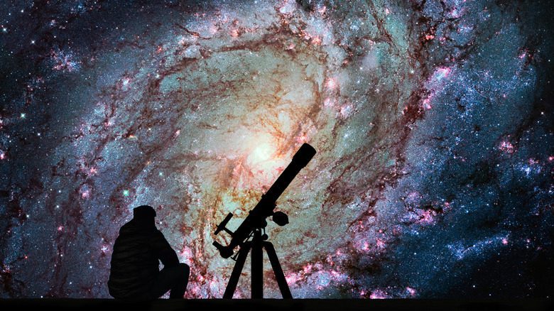 Silhouette de télescope au-dessus de la galaxie Pinwheel