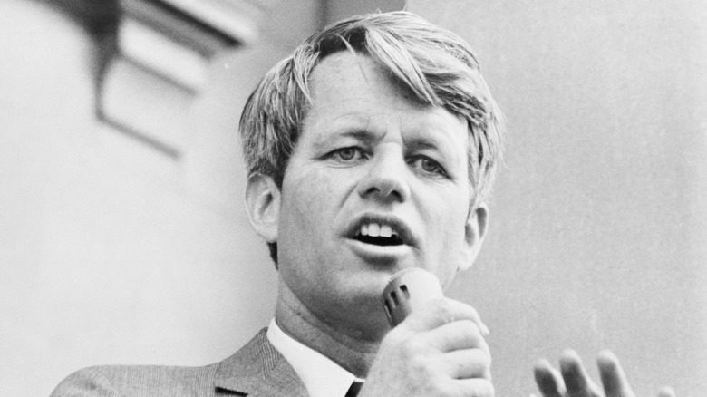 Robert F. Kennedy tenant un microphone