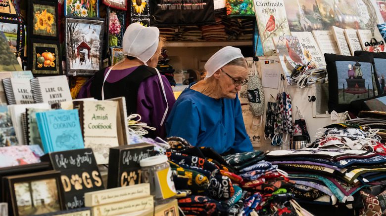 femme amish âgée au stand du marché