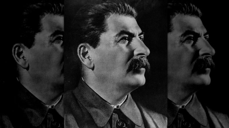 Staline regarde en l'air