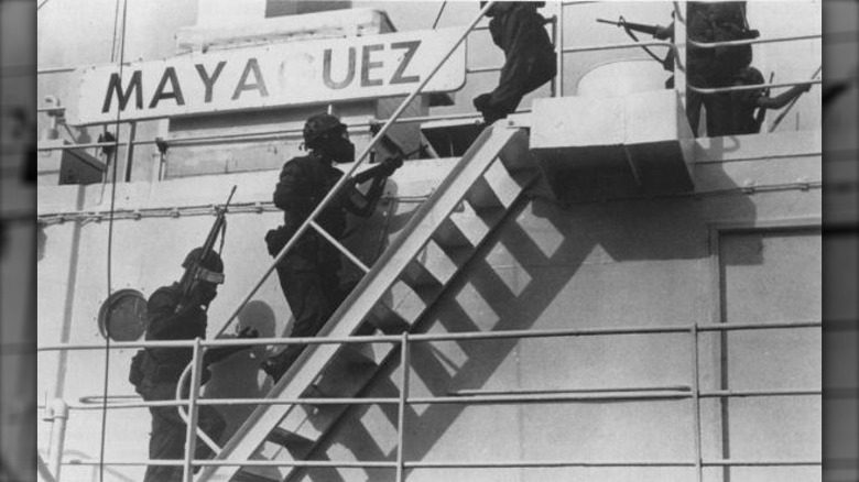 Soldats armés montant à bord de l'échelle du Mayaguez