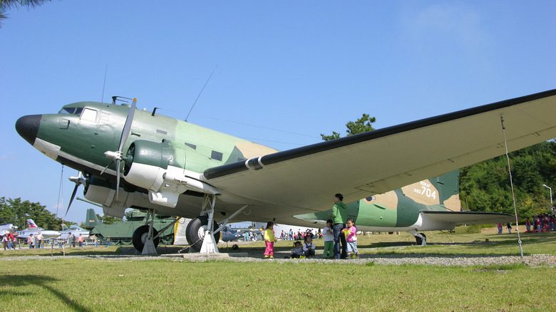 Version RAF de l'EC-47Q au musée, en extérieur