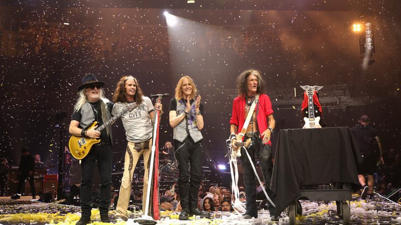 Aerosmith sur scène avec des confettis
