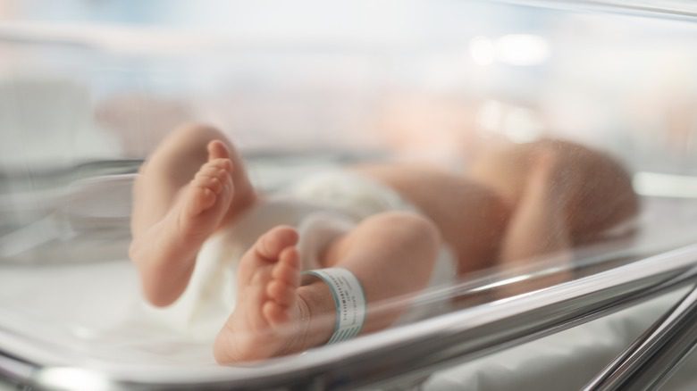 Bébé dans un incubateur à l'hôpital