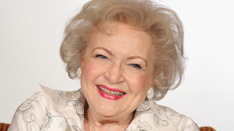 Betty White riant en chemisier floral