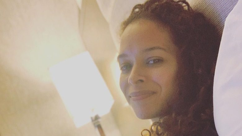 Brandi Jackson sourit et se penche en arrière