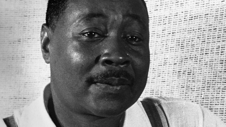 Claude McKay regardant droit devant lui