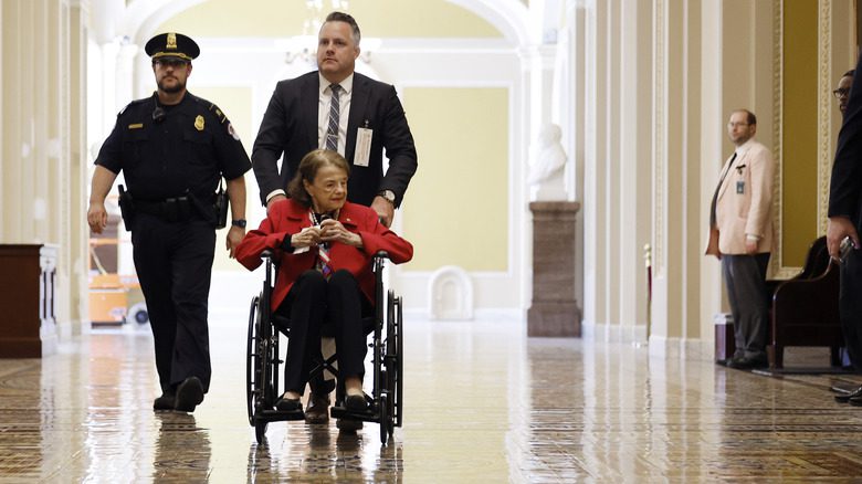 Dianne Feinstein en chaise roulante