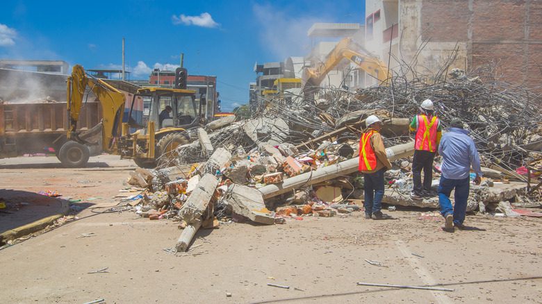 Secouristes dans les ruines du tremblement de terre en Équateur