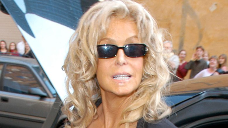 Farrah Fawcett souriant à l'extérieur avec des lunettes de soleil