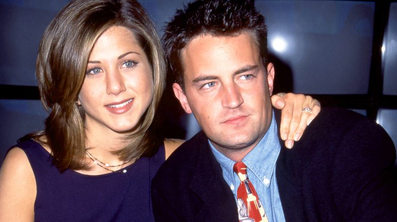 Matthew Perry et Jennifer Aniston assis ensemble