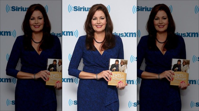 Ginger Alden posant avec son livre