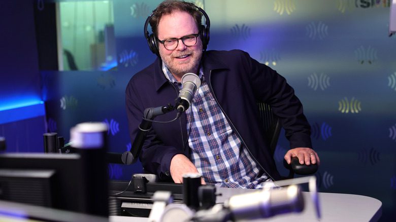 Rainn Wilson parlant lors d'une émission de radio