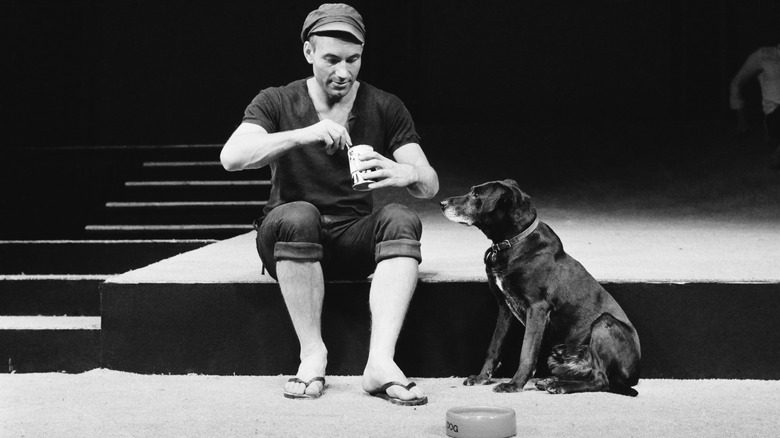 jeune Patrick Stewart sur scène avec un chien