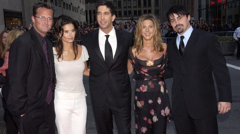 Matthew Perry, Courtney Cox, David Schwimmer, Jennifer Aniston, Matt LeBlanc à l'extérieur