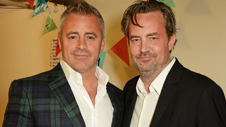 Matthew Perry et Matt LeBlanc posant ensemble en 2016