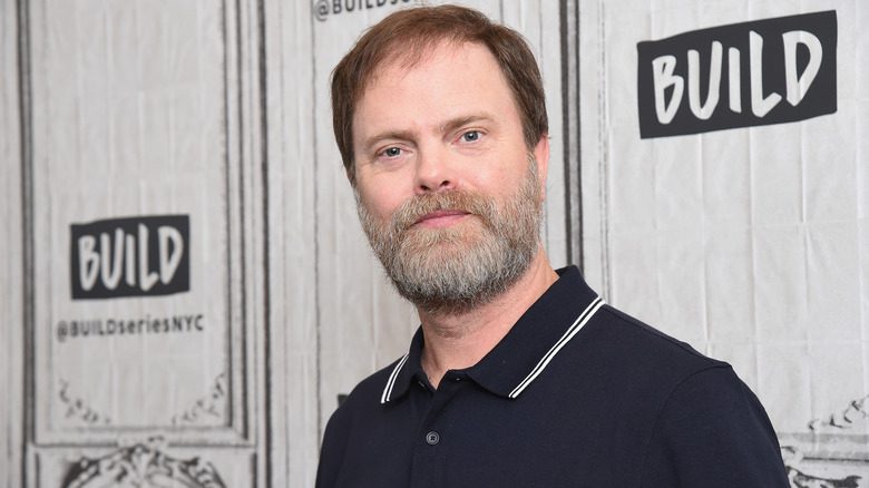 Rainn Wilson devant un mur