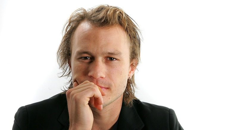 Heath Ledger la main sur le visage