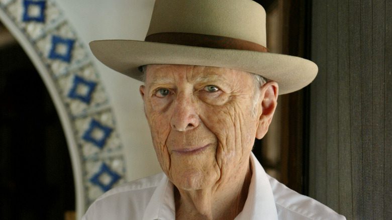 Herman Wouk portant un chapeau élégant et souriant