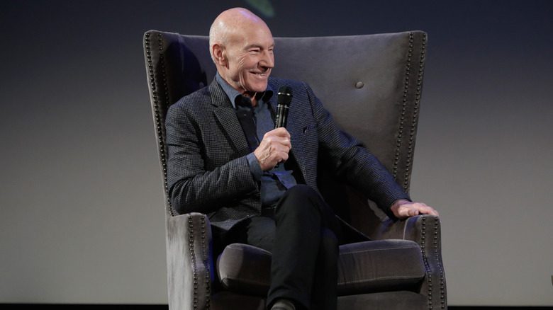 Patrick Stewart assis dans un fauteuil confortable