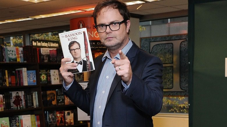 Rainn Wilson tenant son livre The Bassoon King