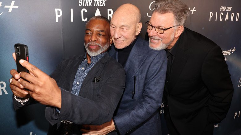 Patrick Stewart LeVar Burton Jonathan Frakes prenant une photo