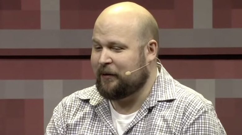 Markus Persson tête au micro