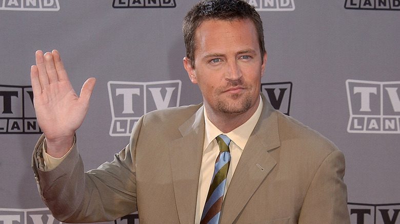 Matthew Perry souriant et saluant