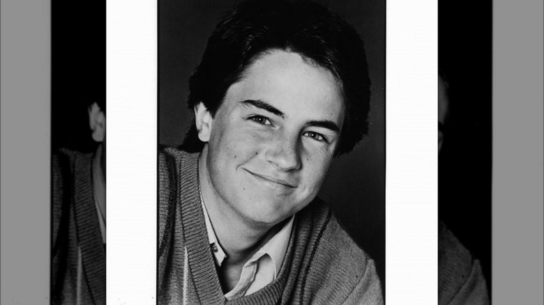 portrait en noir et blanc de Matthew Perry souriant jeune