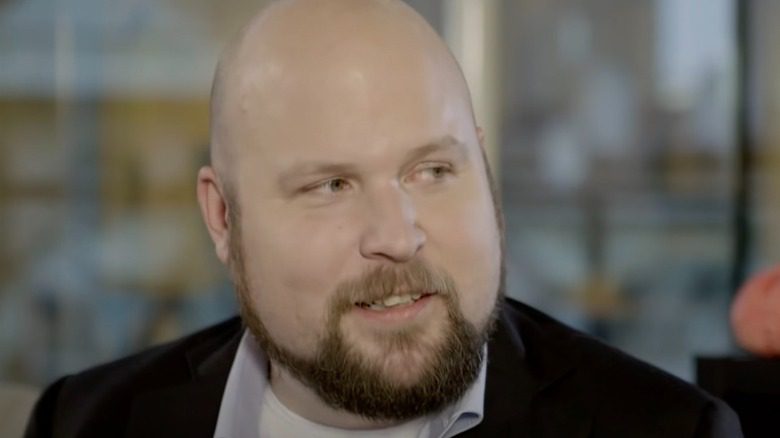 Markus Persson en blazer parlant