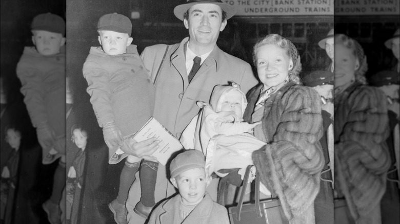 Gregory Peck posant avec sa femme Greta et leurs trois fils