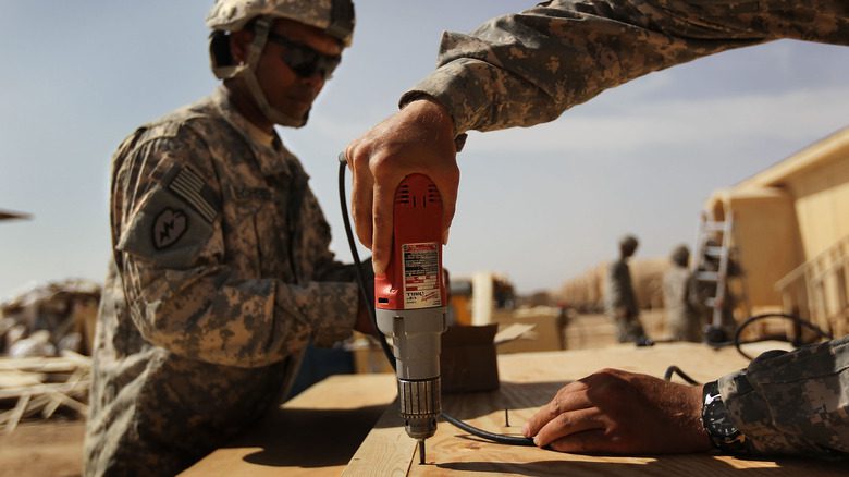 Charpentiers de l'armée américaine en construction