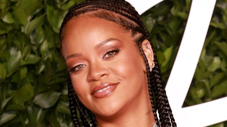 rihanna souriante