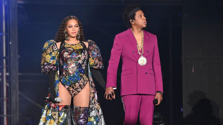 Beyonce et Jay-Z se tenant la main sur scène