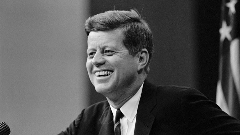 JFK souriant