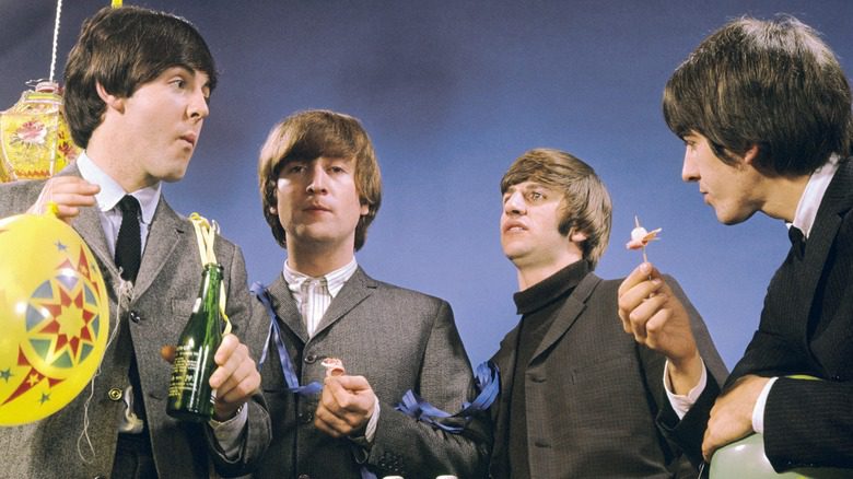 Les Beatles mangeant des canapés