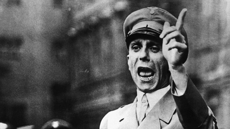 Joseph Goebbels, propagandiste d'Hitler, prononçant un discours