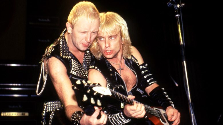 Rob Halford et K.K. Downing jouant de près