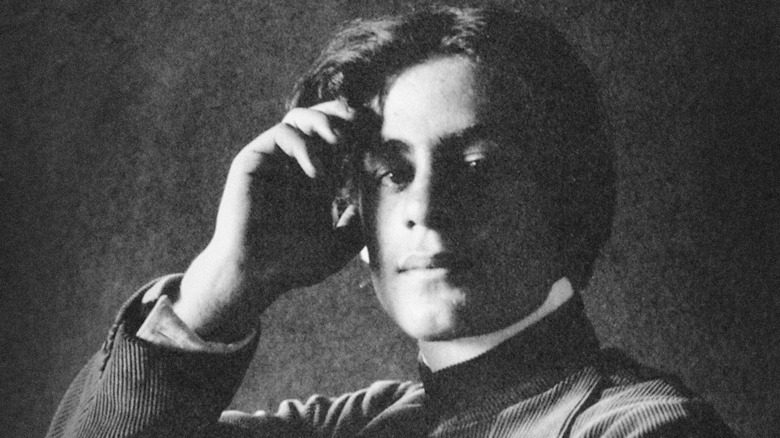 Kahlil Gibran main sur la tête