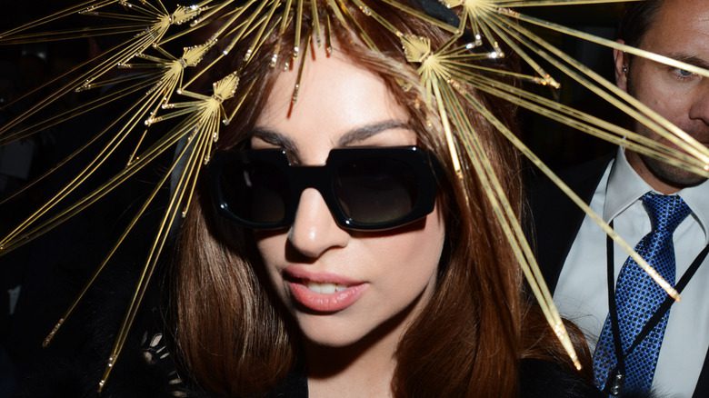 Lady Gaga avec un large fascinateur doré