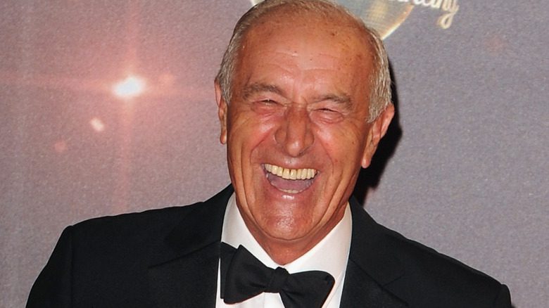 Len Goodman riant en costume et nœud papillon