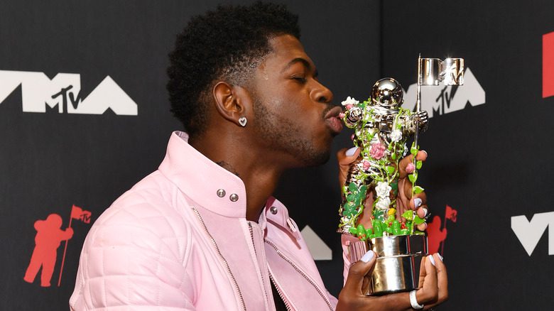 Lil Nas X embrassant un MTV Award